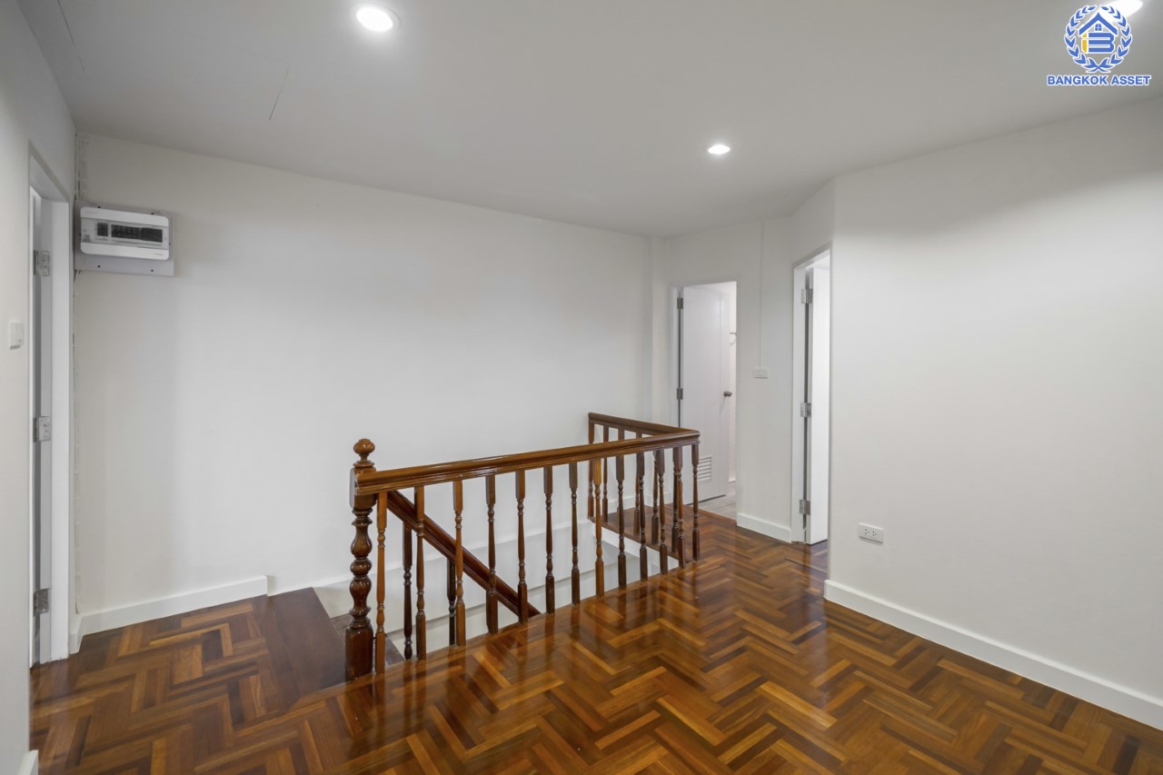 บ้านมือสองตกแต่งใหม่ ม.เรวดี3 ติวานนท์-เลี่ยงเมืองนนท์ฯ ทาวน์เฮ้าส์ตกแต่งพร้อมอยู่ เนื้อที่ 17 ตร.ว. ฟังก์ชัน 2 ห้องนอน 2 ห้องน้ำ 1 ที่จอดรถ พร้อม Living Area ชั้นสองกว้าง บนทำเลโซนเมือง! เข้า-ออกได้หลายเส้นทาง ถ.รัตนาธิเบศร์, ถ.ติวานนท์ และเลี่ยงเมืองนนท์ฯ ใกล้เซ็นทรัลรัตนาธิเบศร์ และรถไฟฟ้าสายสีม่วง ทั้ง "สถานีกระทรวงสาธารณสุข" และ "สถานีศูนย์ราชการนนทบุรี"